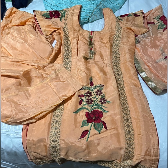 Indian wear suits (salwar/anarkali/plazzo) - Picture 4 of 12